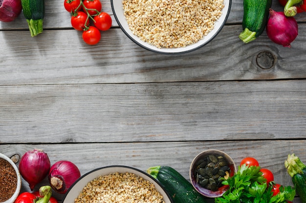 Légumes de sarrasin vert cadre cuisson vue de dessus des aliments crus. nourriture saine