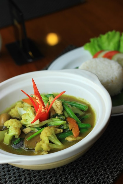 Légumes à la sauce au curry Nourriture délicieuse indonésienne asiatique