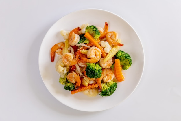 Légumes sautés aux crevettes dans un plat blanc