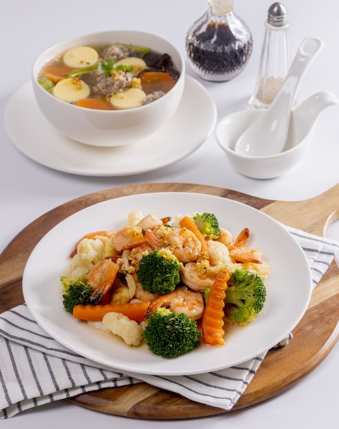 Légumes sautés aux crevettes dans un plat blanc