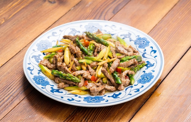 Légumes sautés spéciaux du Sichuan chinois, asperges, boeuf sauté et ingrédients