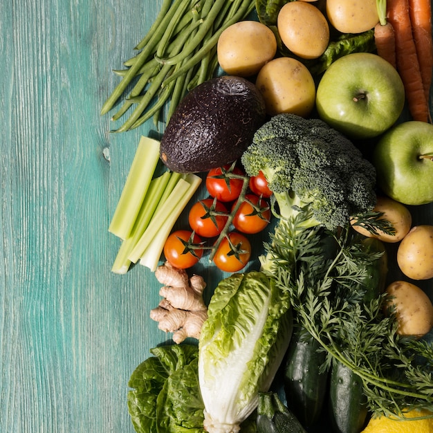 Photo légumes savoureux sur la table en bois