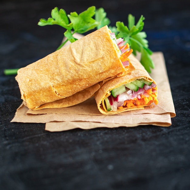 Légumes shawarma doner kebab pain pita remplissant un plat de légumes sur la table collation repas sain