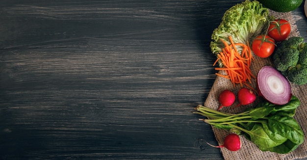 Légumes sur une surface en bois