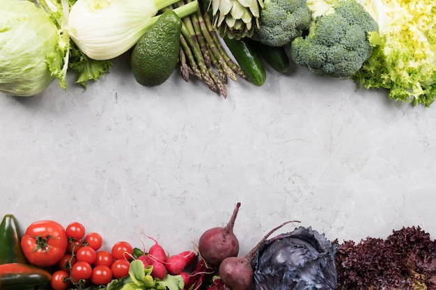 Légumes sur surface grise