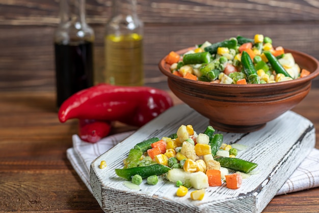 Légumes surgelés. Mélange de légumes surgelés de carottes, maïs et petits pois, céleri et maïs.