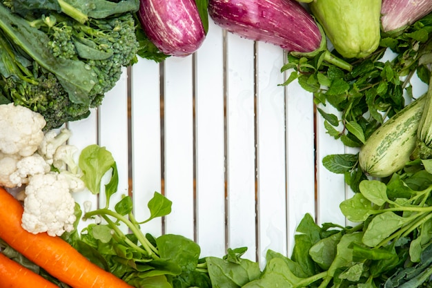 Légumes sur une table blanche