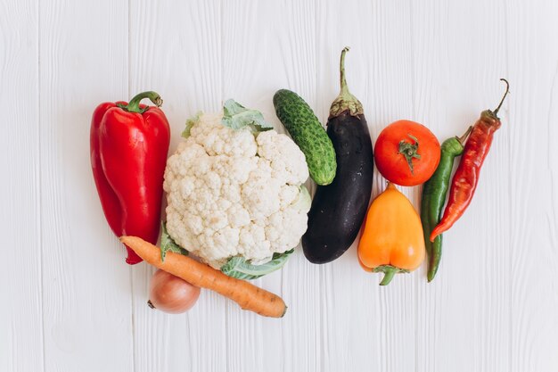 Légumes sur la table en bois blanc, vue de dessus et poser à plat.