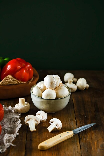 Légumes sur une table en bois Légumes de saison Tomates Poivrons Concombres Champignons sur la table