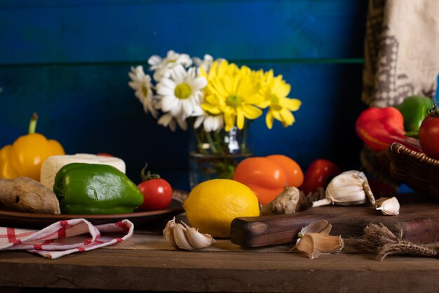 Légumes sur table en bois rustique