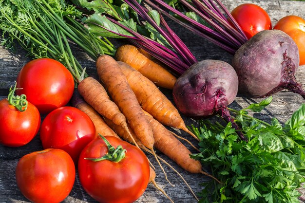 Légumes sur une table en bois.