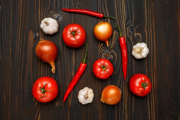 Légumes sur table en bois