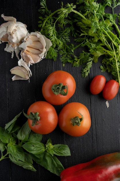 Légumes sur table en bois