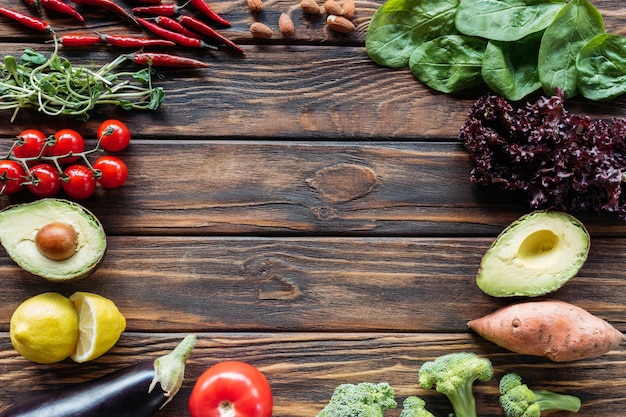 Légumes sur table en bois