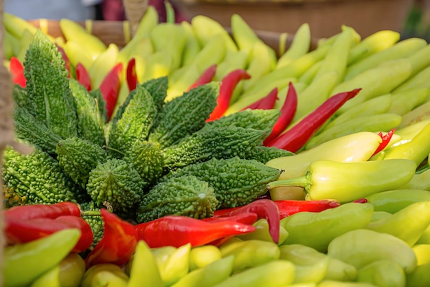 Légumes en Thaïlande, courge amère et piment.