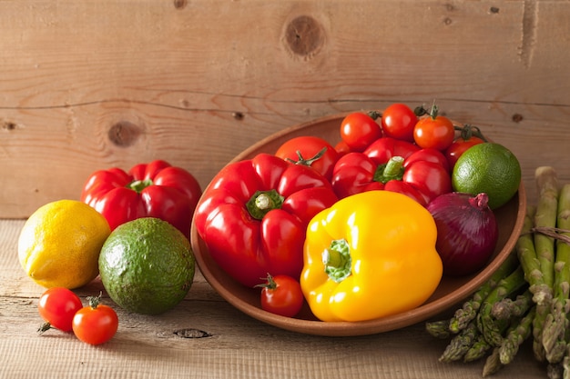 Légumes tomate poivre avocat oignon asperges