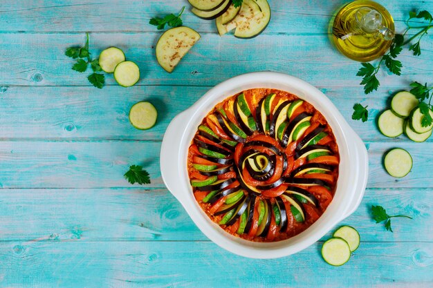 Légumes tranchés crus en sauce prêts à cuire la ratatouille.