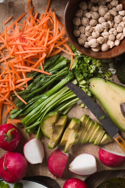 Légumes tranchés pour salade sur la vue de dessus de table