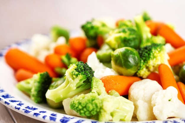 Légumes variés cuits à la vapeur pour un repas léger Photo de haute qualité