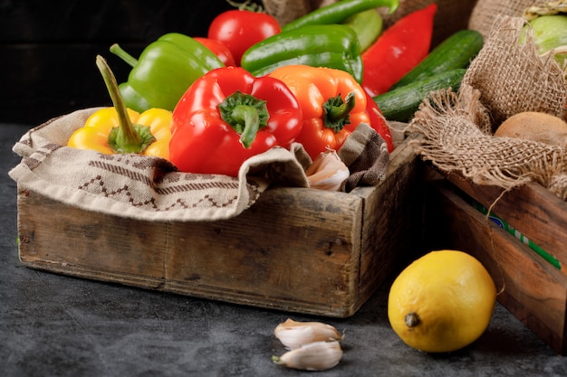 Légumes variés sur plateau rustique en bois.