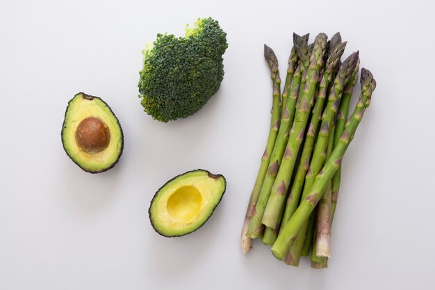 Légumes verts - asperges, avocat et brocoli.