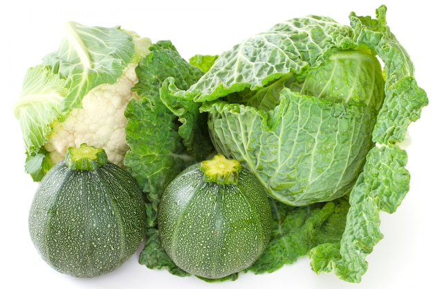 Légumes verts sur blanc