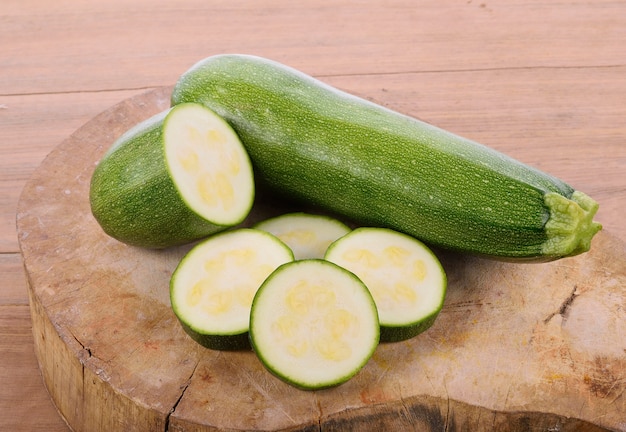 légumes verts courgettes sur fond en bois