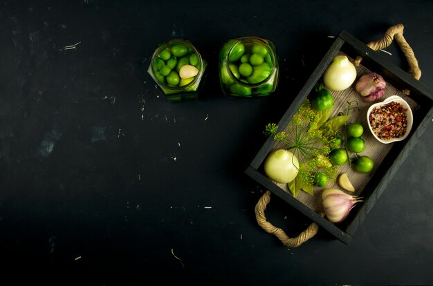 Légumes verts, épices et plateau en bois