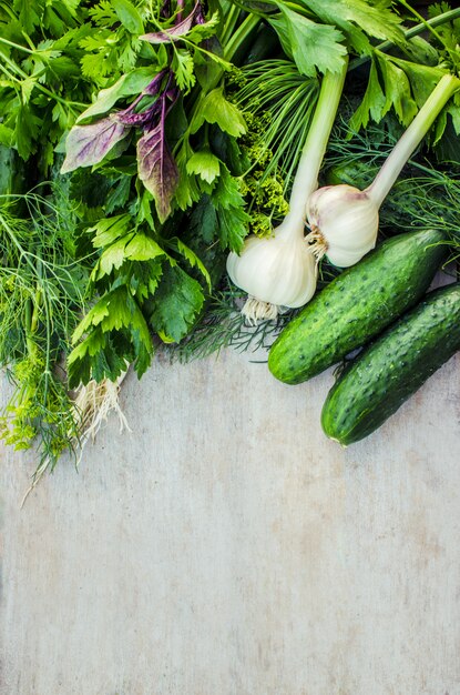 Légumes verts sur un fond en bois.