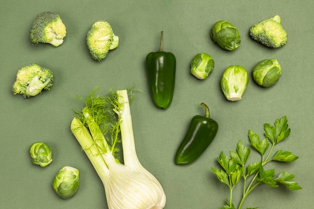 Légumes verts sur fond vert. Mise à plat.