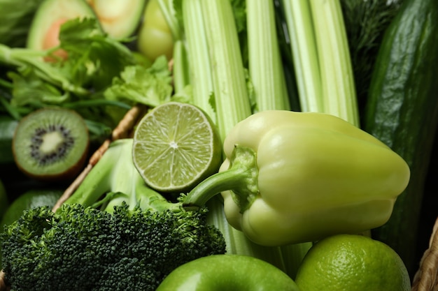 Légumes verts frais dans l'ensemble, gros plan