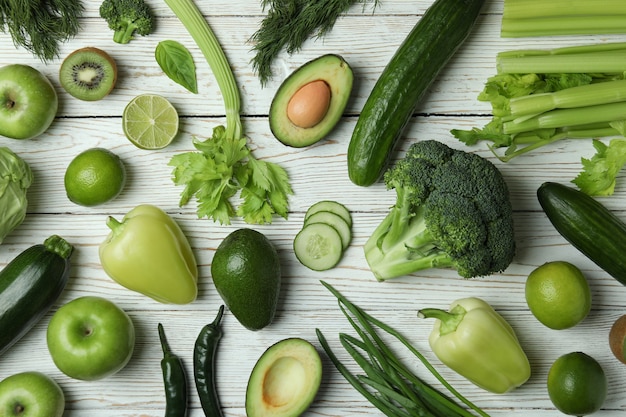 Légumes verts frais sur fond en bois blanc