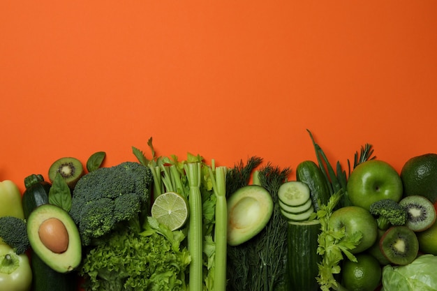 Légumes verts frais sur fond orange