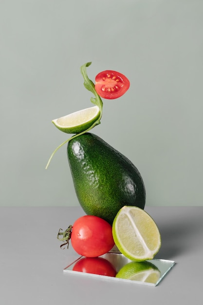 Légumes verts frais fruits sur table en équilibre à la mode