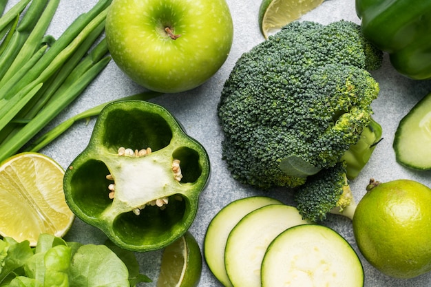 Légumes verts frais et herbes sur un béton gris