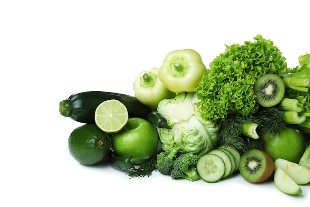 Légumes verts frais isolés sur blanc