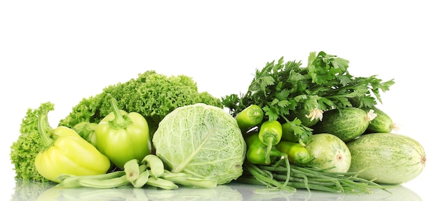 Légumes verts frais isolés sur blanc