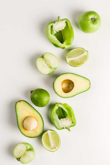 Légumes verts et fruits sur blanc