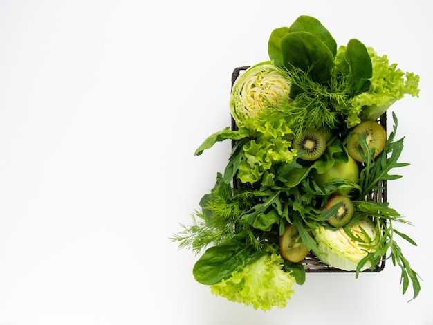 Légumes verts et fruits dans le panier.