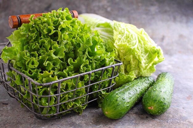 Légumes verts et laitue dans un panier en métal