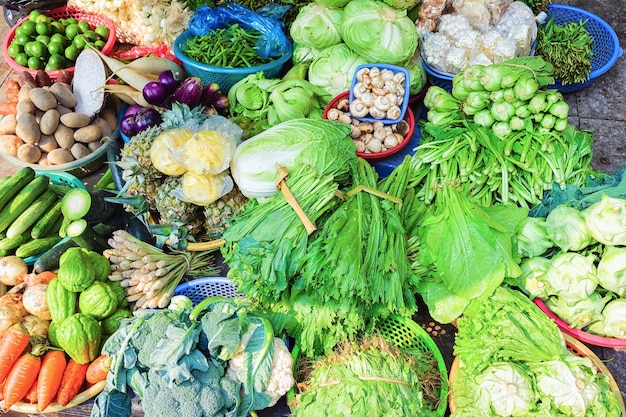 Légumes verts sur le marché de rue à Hanoï, Vietnam