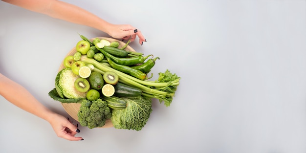 Légumes verts sur plaque de bois