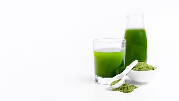 Légumes verts en poudre pour la santé Poudre de thé vert matcha dans un petit bol blanc sur fond blanc Bannière avec espace pour le texte