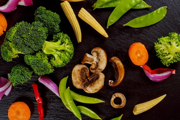 Légumes verts sur la table en pierre noire