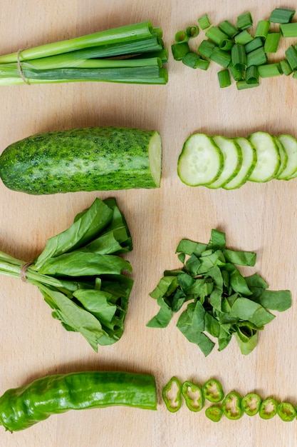 Légumes verts tranchés sur une planche à découper Vue de dessus