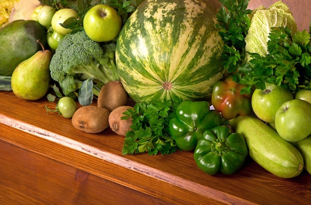 Légumes verts utiles sur un fond en bois.