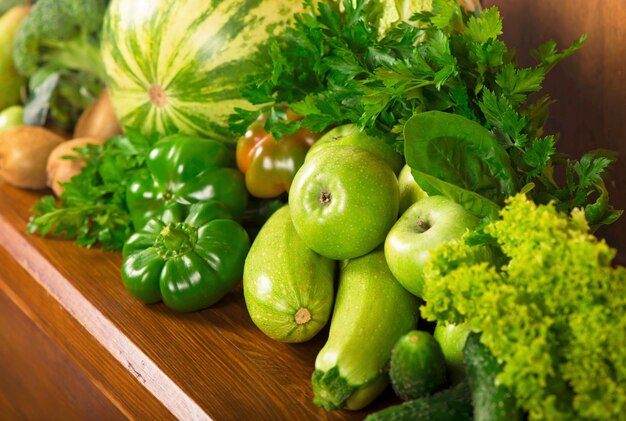 Légumes verts utiles sur un fond en bois.