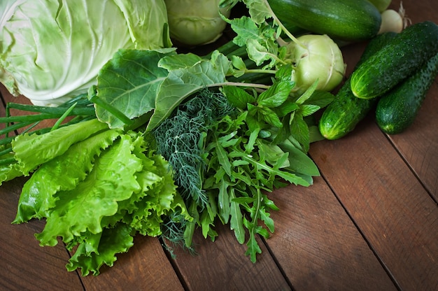 Légumes verts utiles sur une table en bois