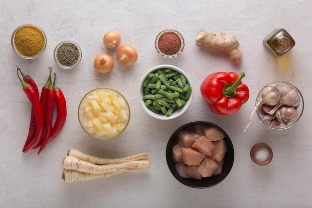 Légumes et viandes en assortiment pour cuisiner des plats orientaux sur fond clair, vue de dessus