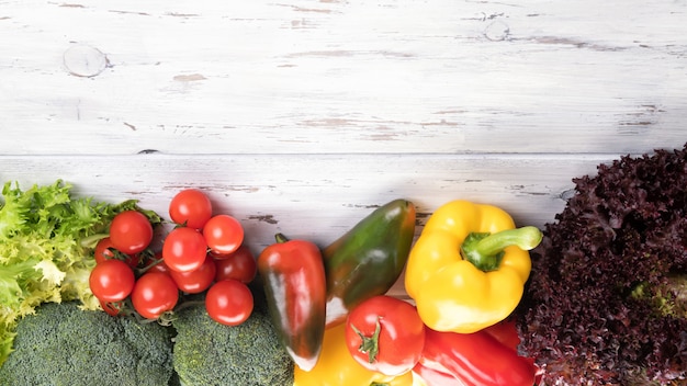 Légumes sur une vieille table en bois clair